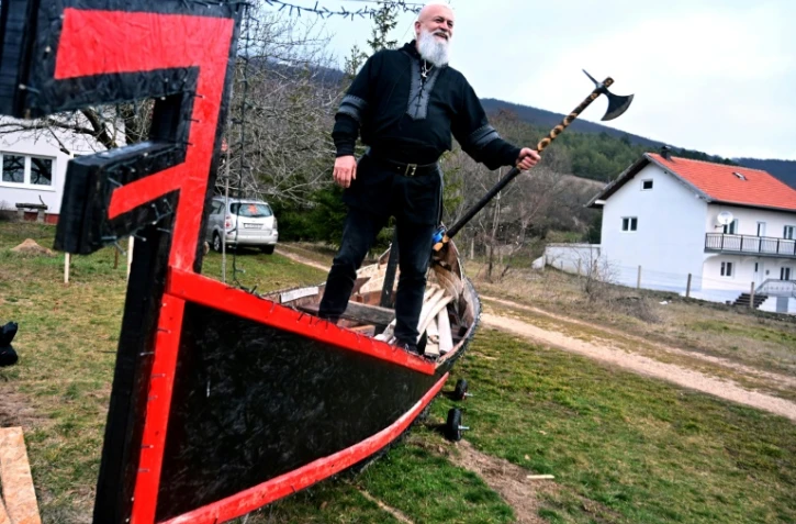 Stipe Pleic, alias Ragnar Kavurson de son nom Viking, sur une réplique de drakkar, le 5 janvier 2022 à Tomislavgrad, en Bosnie-Herzégovine