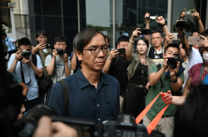 Chung Pui-kuen, l'ancien rédacteur en chef du média pro-démocratique Stand News, désormais fermé, quitte le tribunal de district Wan Chai, après avoir été reconnu coupable de conspiration pour publications séditieuses, le 29 août 2024 à Hong Kong