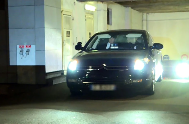 La voiture de Nicolas Sarkozy quitte les locaux de l'Office central de lutte contre la corruption et les infractions financières et fiscales (OCLCIFF), le 20 mars à Nanterre