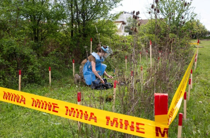 L'Ukrainienne Anastasia Mintchoukova apprend le déminage près de Peja, au Kosovo, le 25 avril 2022