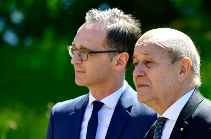 Le ministre français des Affaires étrangères Jean-Yves Le Drian (d) et son homologue allemand Heiko Maas, le 7 mai 2018 à Berlin
