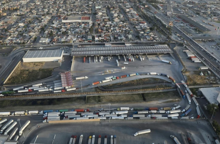 Une queue de camions venus du Mexique arrivent aux douanes américaines, en Californie (photo Getty images)