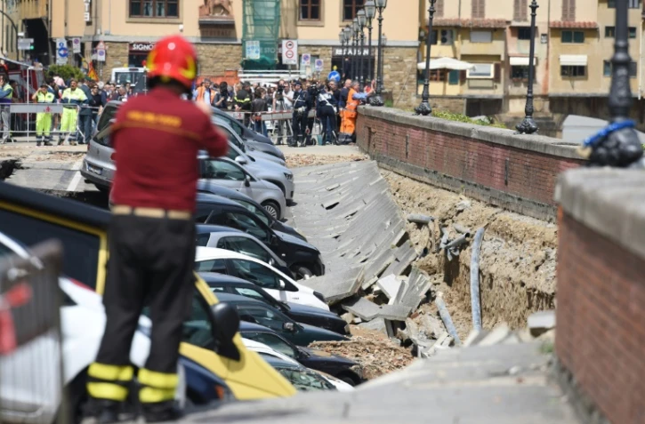 Une partie du quai qui longe le fleuve Arno à Florence s'est effondrée avec une quinzaine de voitures, le 25 mai 2016