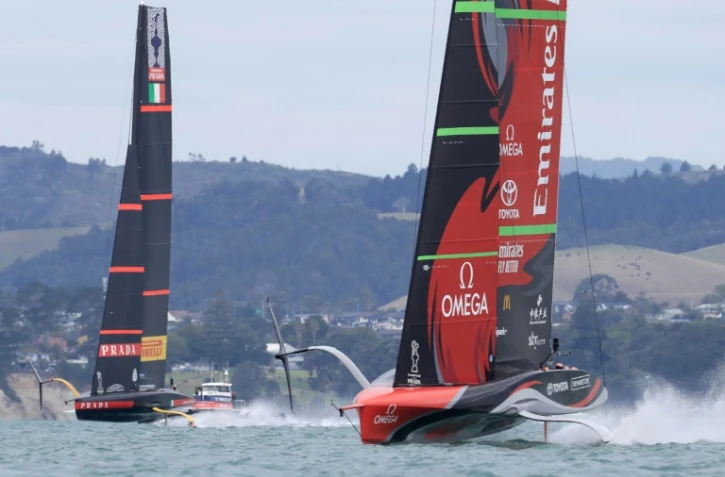 Team New Zealand (d) et Luna Rossa lors de la 1re régate de la Coupe de l'America le 10 mars 2021 dans la baie d'Auckland competes against Luna Rossa Prada Pirelli on day one, race one of the 36th America's Cup in Auckland on March 10, 2021. 