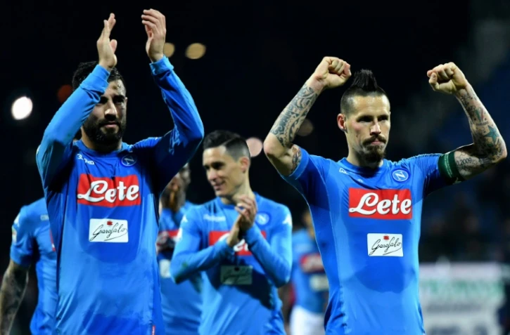 Les Napolitains René Albiol (G) et Marek Hamsik fêtent leur victoire à Cagliari le 26 février 2018