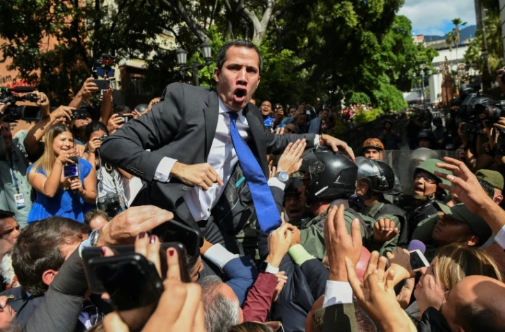 L'opposant vénézuélien Juan Guaido (g) fait face aux forces de l'ordre lors de son arrivée devant le bâtiment de l'Assemblée nationale, le 7 janvier 2020 à Caracas