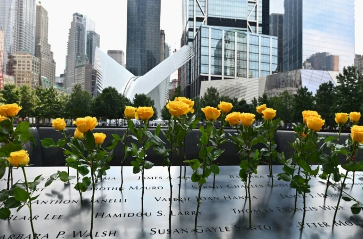 Des fleurs posées sur le Mémorial aux victimes du World Trade Center pour le 19e anniversaire des attentats, le 11 septembre 2020 à New York