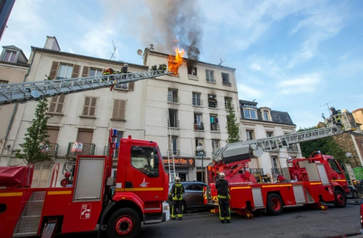 Les pompiers luttent contre l'incendie d'un immeuble le 6 juin 2016 à Saint-Denis