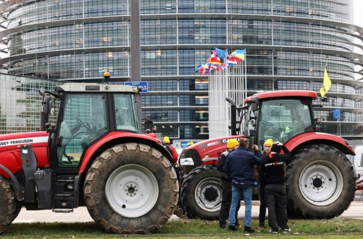 Des agriculteurs avec leurs tracteurs manifestent contre les nouvelles techniques génomiques dans le cadre d'une vague de protestation à travers l'Europe, devant le Parlement européen à Strasbourg, dans l'est de la France, le 6 février 2024