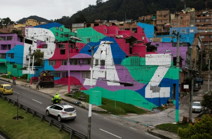 Une gigantesque fresque murale dédiée à la paix décore un quartier pauvre sur les hauteurs de Bogota, le 1er septembre 2016