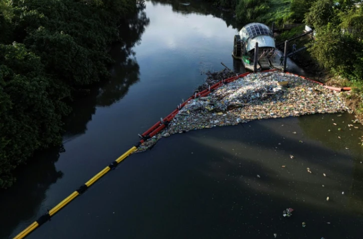 Vue aérienne de Wanda, embarcation qui collecte les déchets de la rivière Juan Diaz pour les empêcher d'atteindre l'océan, à Panama, le 1er octobre 2024
