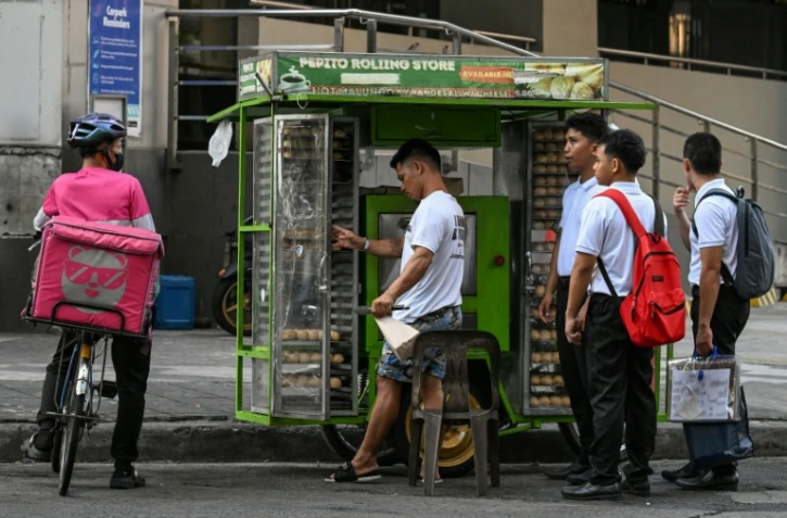 Un stand de "pandesal", des petits pains très appréciés au petit-déjeuner, à Manille, le 7 avril 2026