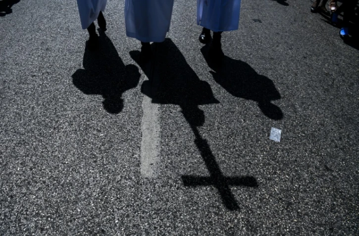 Des enfants de choeur portent un crucifix lors de la Procession de la Fête Dieu, à Port-au-Prince, Haïti, le 20 juin 2019
