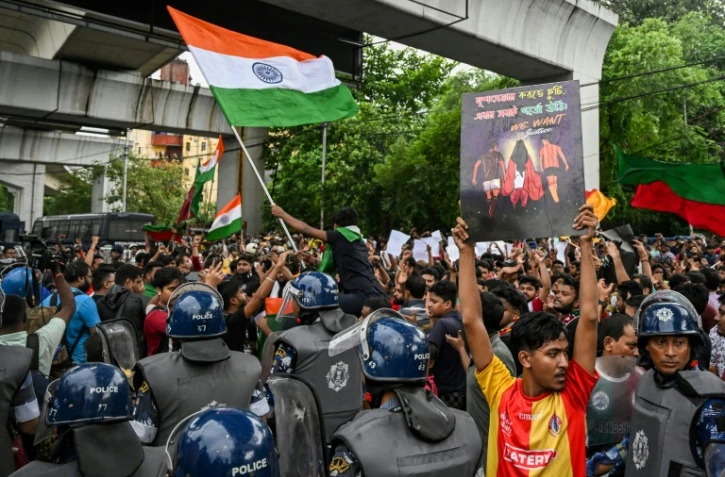 Un supporter de l'East Bengal FC, dans un rassemblement pour condamner le viol et le meurtre d'une médecin indienne, à Calcutta le 18 août 2024