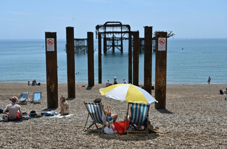 Des touristes prennent le soleil sur une plage de Brighton sur la cĂ´te sud de l'Angleterre le 2 juin 2020