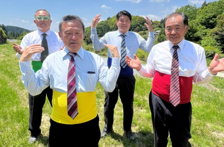 Photo non datée reçue le 6 juin 2022 et fournie par Takumi Shirase, l'un des "ojiqun", quatre hommes d'âge mûr devenus stars de TikTok dansant ici à Wake au Japon 