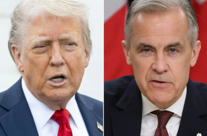 Ce montage photos créé le 2 mai 2025 montre, à gauche, le président américain, Donald Trump, s’exprimant à Washington le 23 avril 2025, et, à droite, le nouveau Premier ministre canadien, Mark Carney, parlant à Ottawa le 2 mai 2025