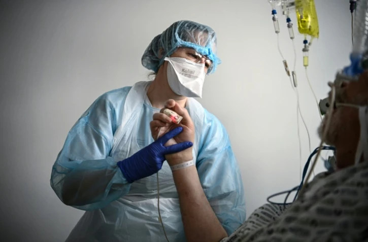Dans le service de soins intensifs Ă l'hĂ´pital Pompidou Ă Paris, le 6 avril 2021