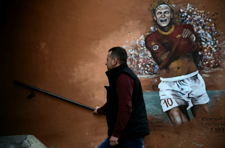 Un graffiti représentant le capitaine de l'AS Rome Francesco Totti sur un mur dans une rue de Rome, le 22 octobre 2016 