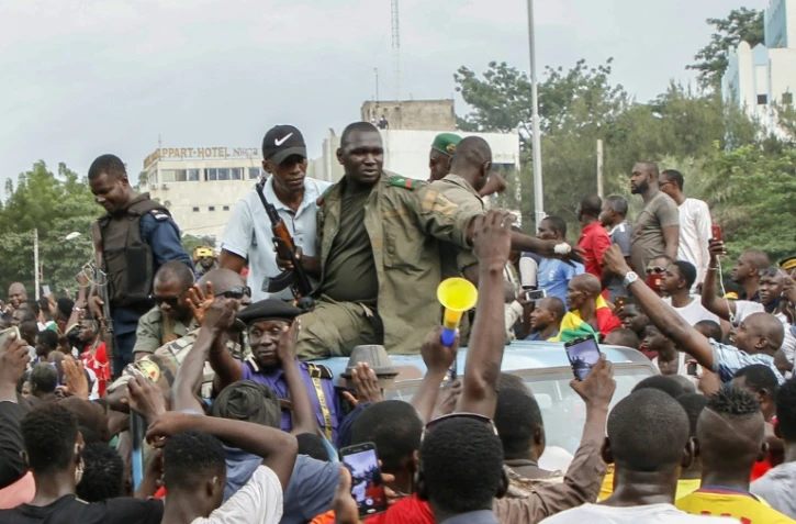 Des soldats et des policiers maliens acclamés par la foule à leur arrivée dans le centre de Bamako, le 18 août 2020
