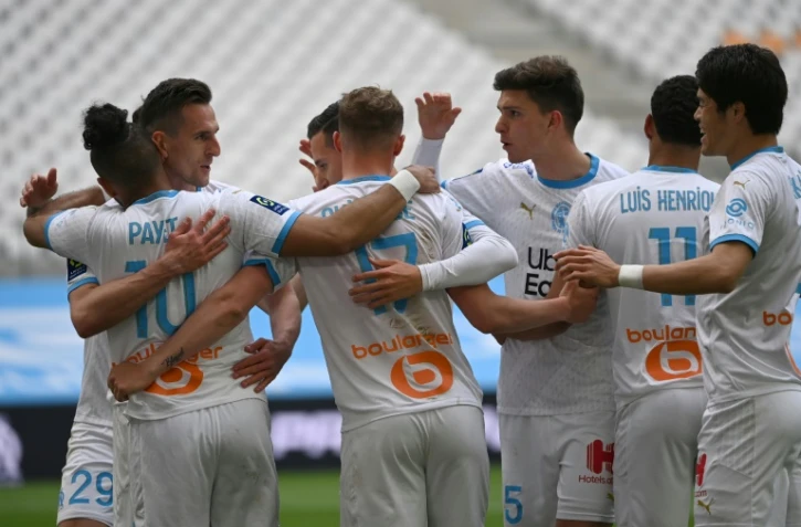 Le milieu de Marseille, Dimitri Payet (g), félicité par ses coéquipiers pour son but lors du match de Ligue 1 contre Lorient, au Vélodrome, le 17 avril 2021