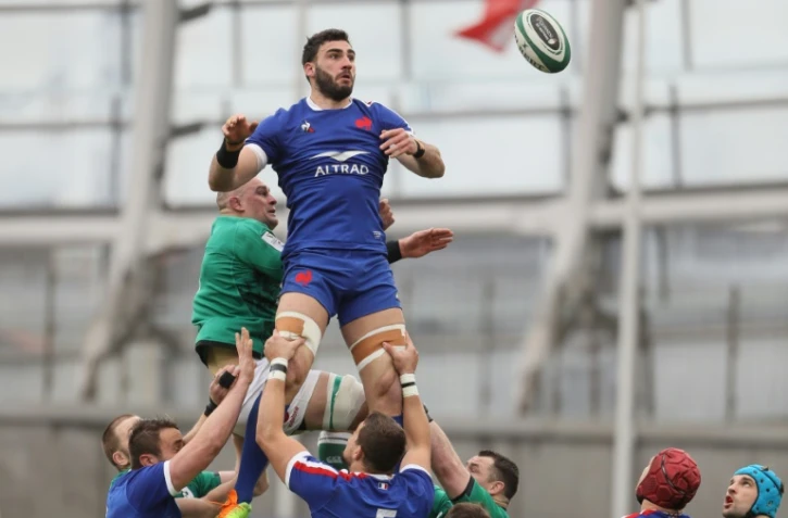 Charles Ollivon avec le XV de France à la réception d'une touche contre l'Irlande en Six Nations à Dublin, le 14 février 2021 