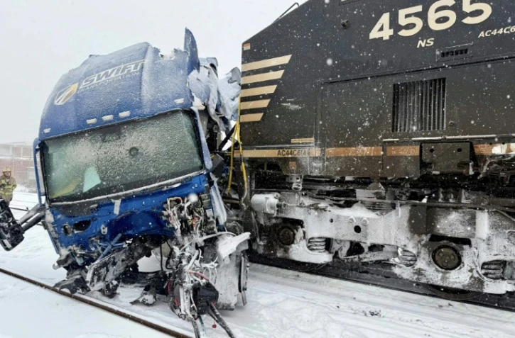 Photo fournie par la police de Gastonia (Caroline du Nord, Etats-Unis) montrant un semi-remorque percuté par un train de fret, le 31 janvier 2026 à Gastonia