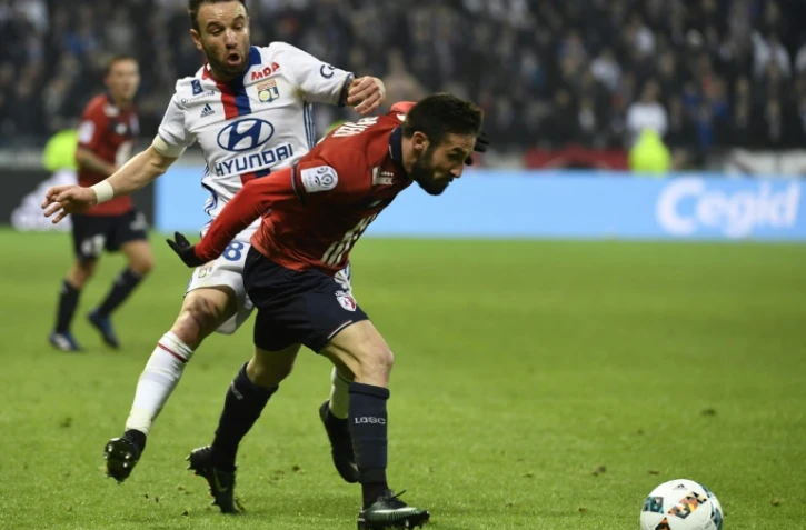 L'attaquant de Lyon Mathieu Valbuena aux prises avec le défenseur lillois Julian Palmieri, lors du match opposant les deux clubs en Ligue 1, le 28 janvier 2017 au Parc OL