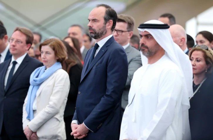Le Premier ministre français Edouard Philippe (C)aux côtés de cheikh Hamed ben Zayed Al Nahyane, président de l'Abu Dhabi Investment Authority, le 10 février 2018 dans la capitale des Emirats arabes unis