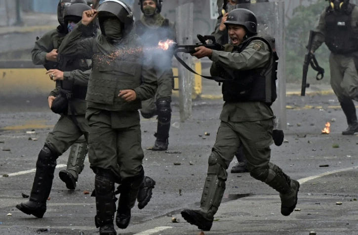 Un membre de la garde nationale du Venezuela tire sur les manifestants, le 28 juillet 2017 à Caracas