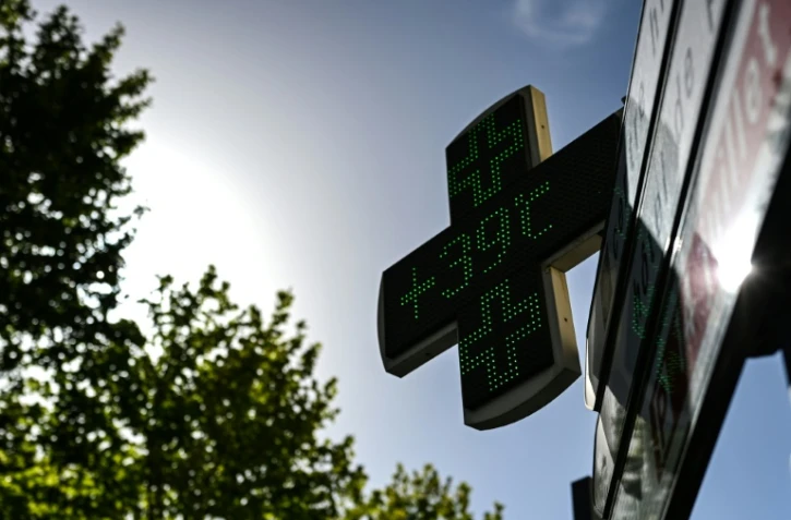 L'enseigne d'une pharmacie indique une température de 39°C à Béziers, dans l'Hérault, le 22 juin 2026