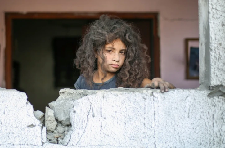 Une jeune Palestinienne au milieu de décombres à Deir el-Balah, dans le centre de Gaza, le 1er juillet 2025