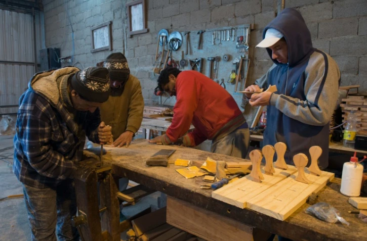 Des détenus travaillent dans une menuiserie de la prison de Punta de Rieles, à Montevideo, le 15 juin 2016