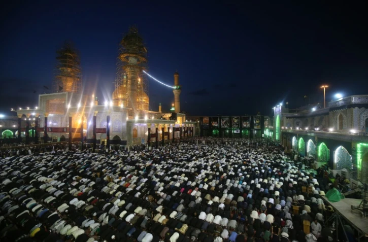 Rassemblement de pèlerins chiites pour une cérémonie religieuse devant la mosquée Imam al-Kadhim, dans le nord de Bagdad, le 2 mai 2016