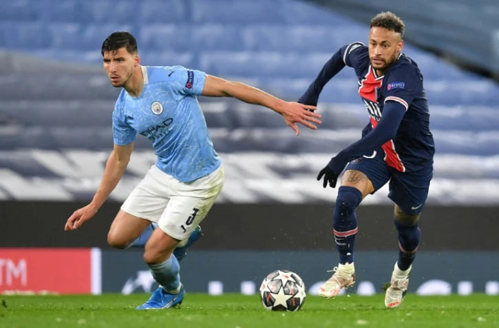 L'attaquant brésilien du Paris Saint-Germain, Neymar, déborde le défenseur portugais de Manchester City, Ruben Dias, lors de la demi-finale retour de la Ligue des Champions, le 4 mai 2021 à l'Etihad Stadium lors de la demi-finale retour de la Ligue des Champions, le 4 mai 2021 à l'Etihad Stadium l'attaquant brésilien du Paris Saint-Germain, Neymar, lors de la demi-finale retour de la Ligue des Champions, le 4 mai 2021 à l'Etihad Stadium 