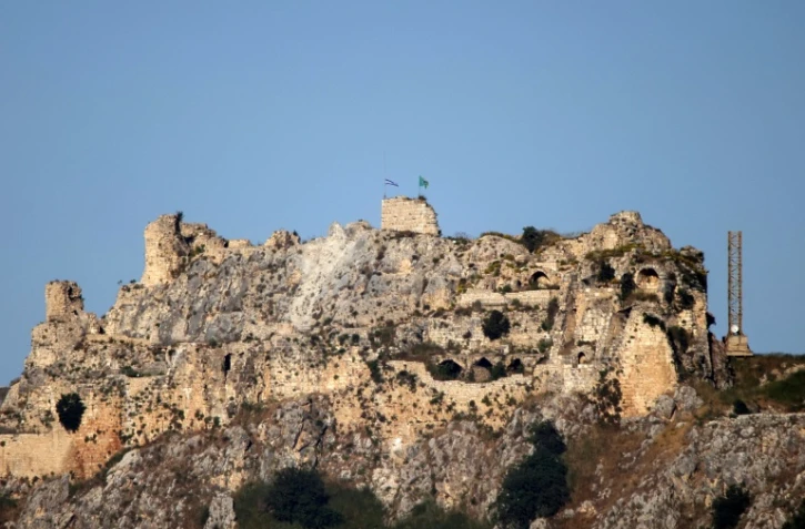 Le drapeau israélien flotte sur la forteresse médiévale de Beaufort, dont Israël s'est emparé dans le cadre de l'extension de ses opérations terrestres dans le sud du Liban, le 31 mai 2026