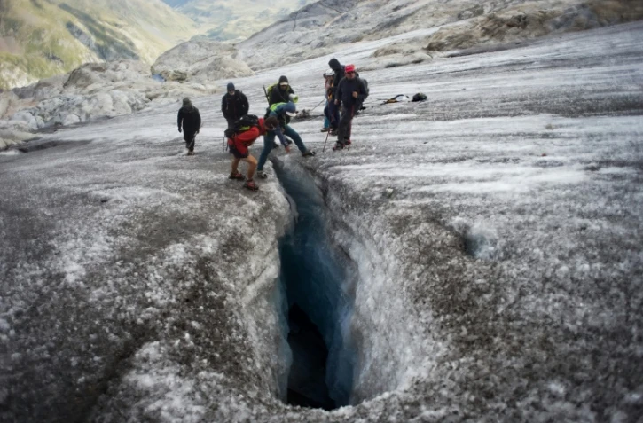 Pierre René (d) effectue des mesures sur le glacier d'Ossoue au pic du Vignemale au sud-ouest de Toulouse dans les Pyrénées le 5 septembre 2021