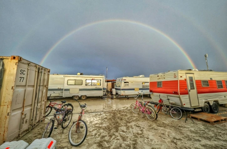 Des caravanes au sein d'un terrain boueux au festival Burning Man dans le Nevada, le 3 septembre 2023