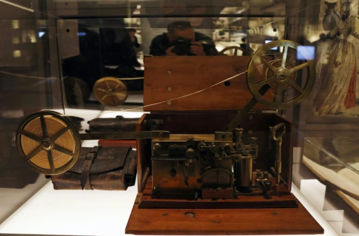 Un télégraphe électrique créé par Samuel Morse en 1837 exposé aux Archives nationales le 3 novembre 2015