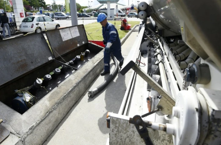 Un camion approvisionne une station essence à Cesson-Sévigné près de Rennes le 23 mai 2016