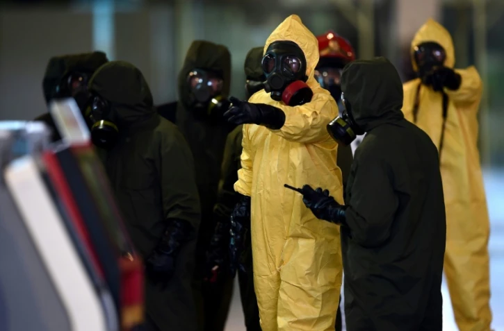 Des personnes décontaminent l'aéroport de Kuala Lumpur le 25 février 2017