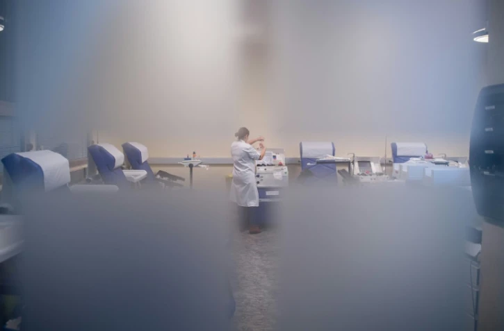 Une infirmière dans un centre de don du sang, à Tours, le 21 décembre 2017