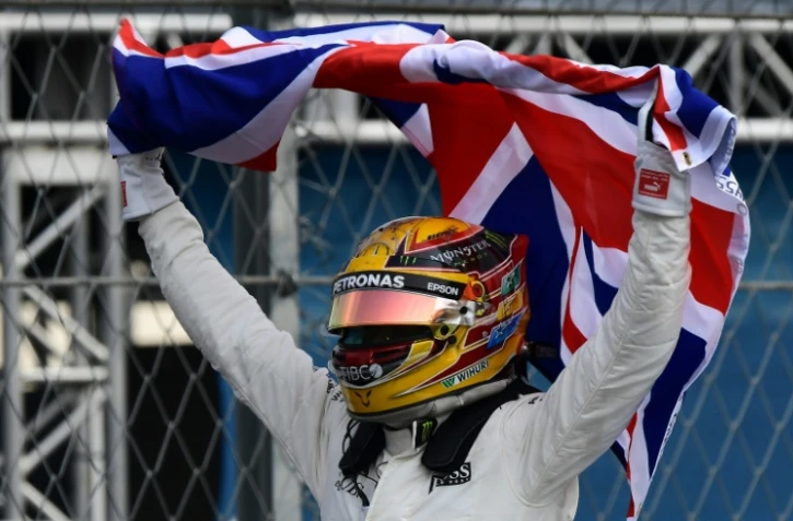 Le Britannique Hamilton (Mercedes) exulte après avoir remporté un 4e titre de champion du monde en F1 malgré une 9e place au GP du Mexique, le 29 octobre 2017 à Mexico City 