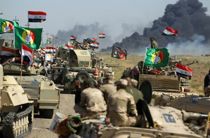 Les forces irakiennes et des membres des unités paramilitaires du Hachd al-Chaabi avancent vers Hawija, le 4 octobre 2017