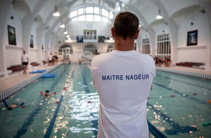 Les maîtres-nageurs peinent à recruter alors que la fréquentation bat son plein, entraînant des fermetures de bassins et des craintes sur la sécurité des baigneurs