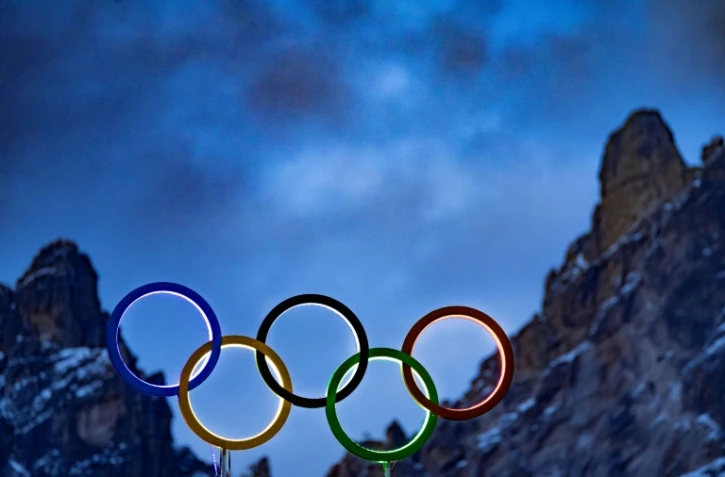 Les anneaux olympiques sont visibles sur le toit du stade olympique à Cortina d'Ampezzo, Italie, le 2 février 2026