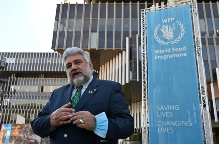 Amir Mahmoud Abdulla, directeur exécutif adjoint du Programme alimentaire mondial (PAM) s'adresse aux journalistes, à l'extérieur du siège du PAM à Rome, le 9 octobre 2020