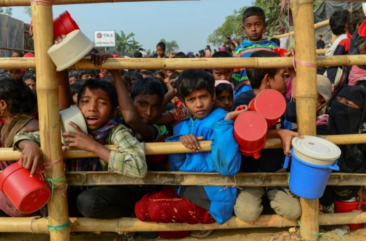 Des enfants réfugiés rohingyas attendent une distribution de nourriture au camp de Thankhali, le 12 janvier 2018 au Bangladesh