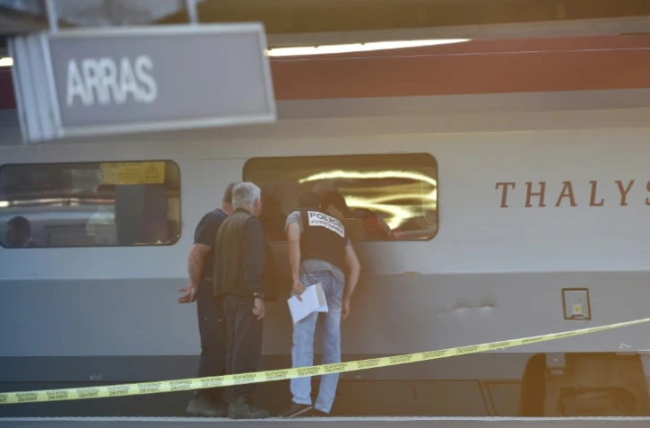 Des enquêteurs examinent un train Thalys à la gare d'Arras, dans le nord de la France, le 21 août 2015