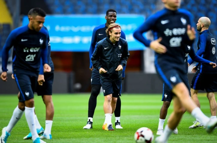 L'attaquant Antoine Griezmann (c) et ses coéquipiers de l'équipe de France à l'échauffement, le 8 juin 2017 à Solna